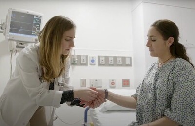 Кодирование Аквилонг в Сочи Врач держит пациентку за руку